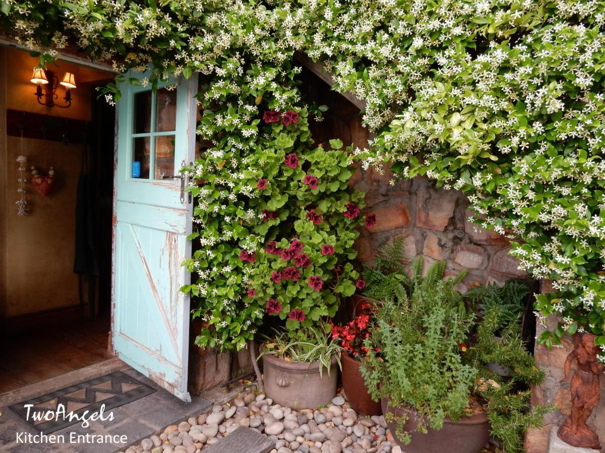Twoangels Hotel Книсна Екстериор снимка